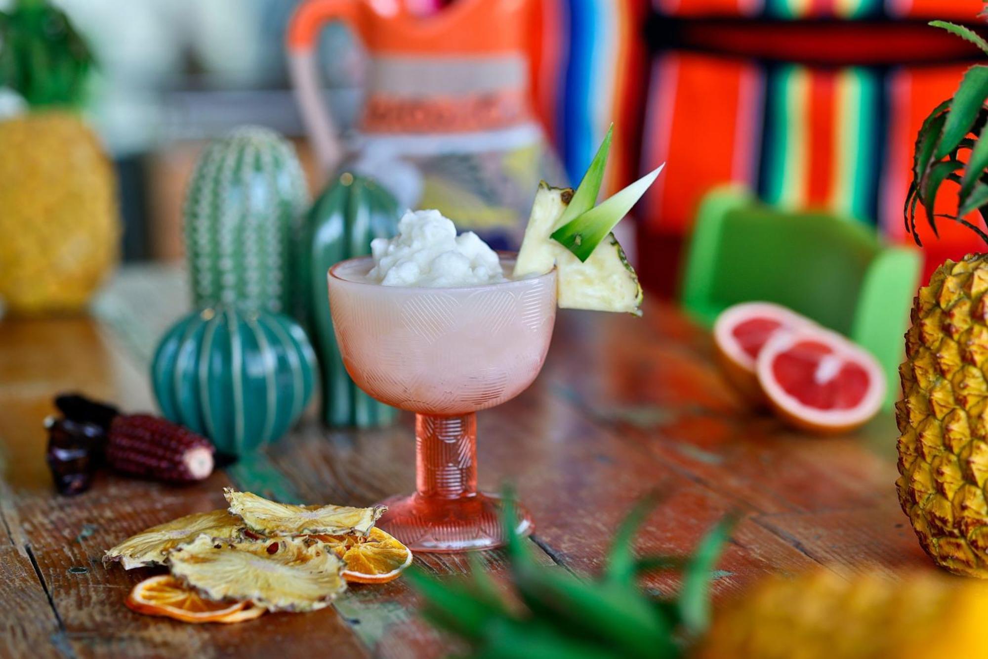 Marriott Resort Palm Jumeirah, Dubai Esterno foto A frozen margarita garnished with lime and pineapple