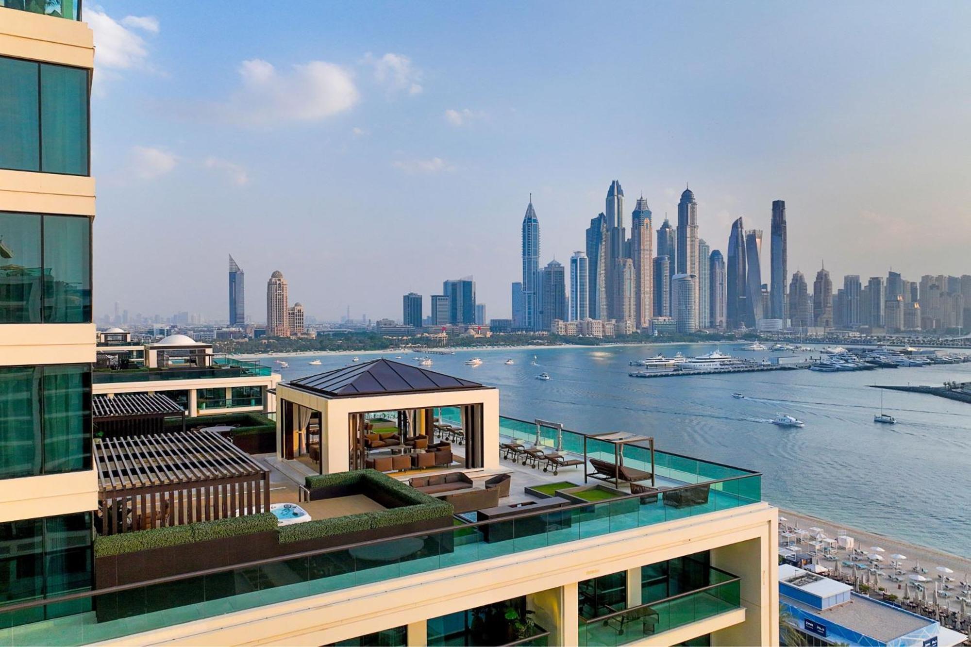 Marriott Resort Palm Jumeirah, Dubai Esterno foto View of Dubai Marina from the Westin