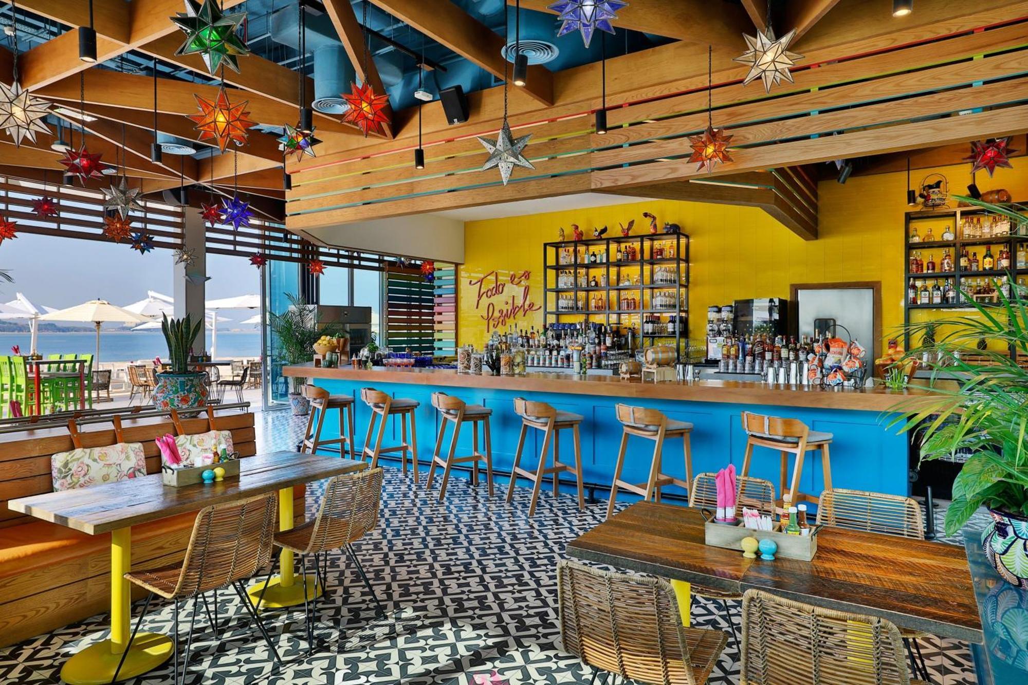 Marriott Resort Palm Jumeirah, Dubai Esterno foto The bar at the rooftop lounge