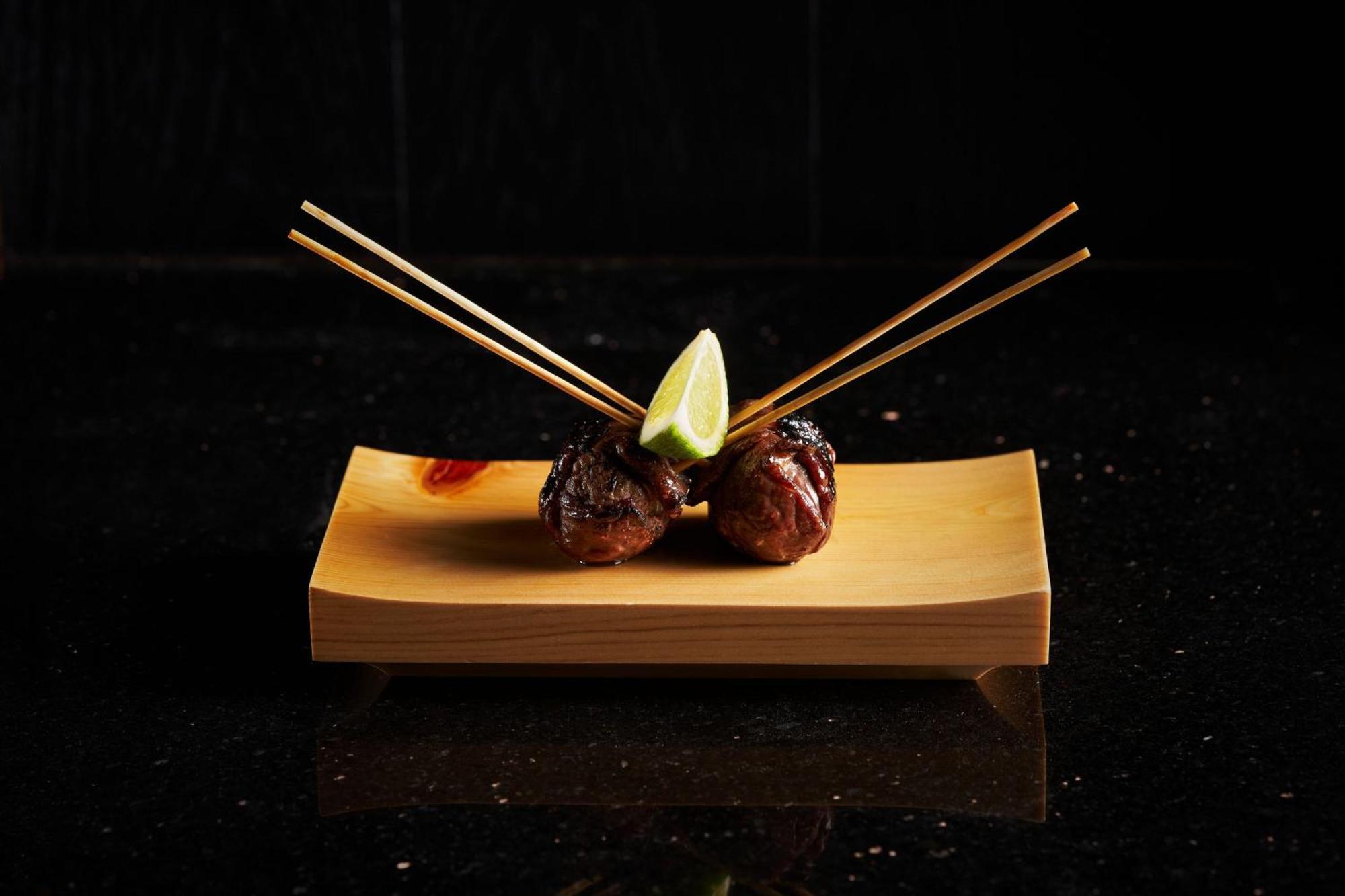 Marriott Resort Palm Jumeirah, Dubai Esterno foto A plate of yakitori