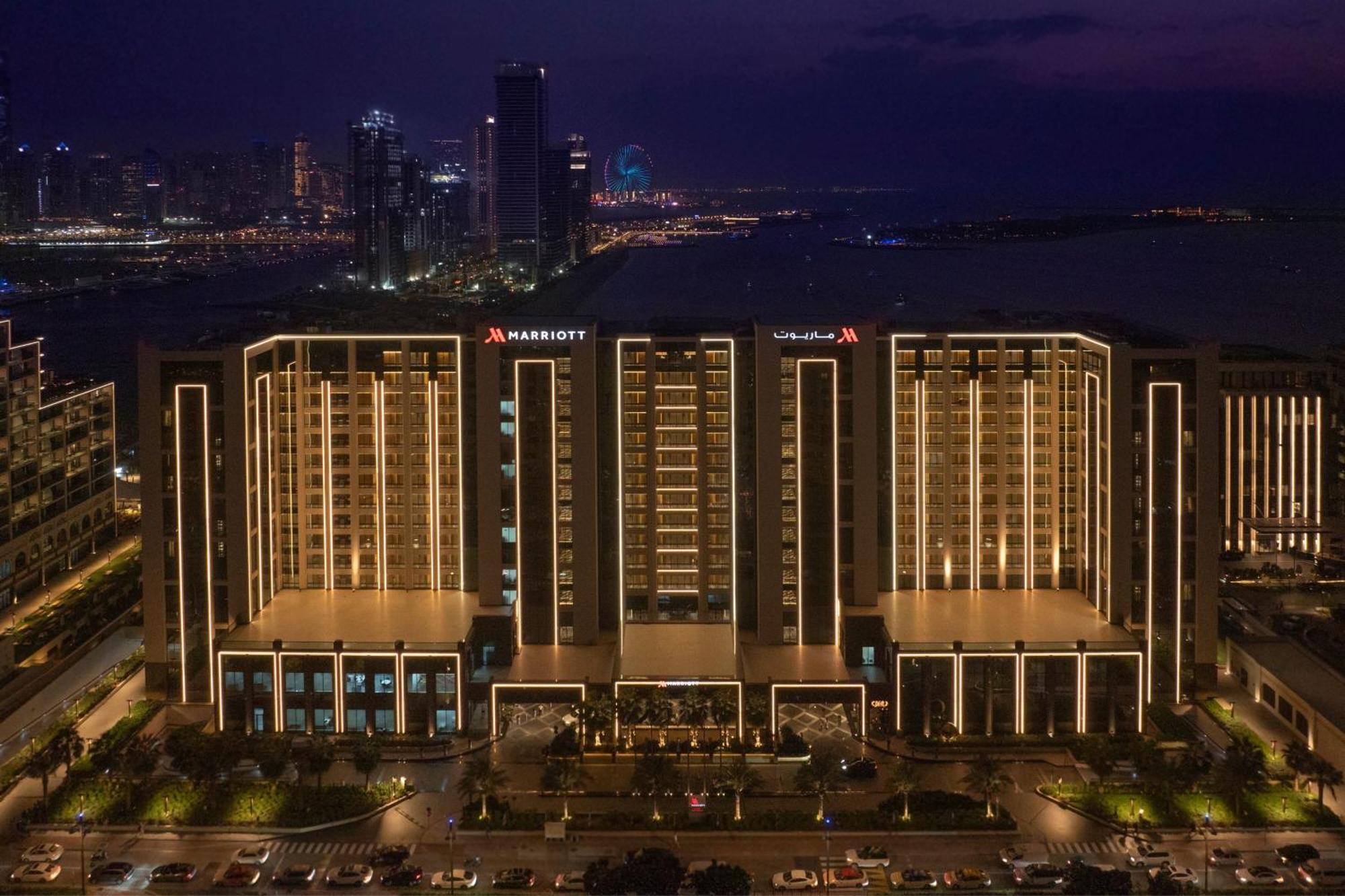 Marriott Resort Palm Jumeirah, Dubai Esterno foto The hotel at night