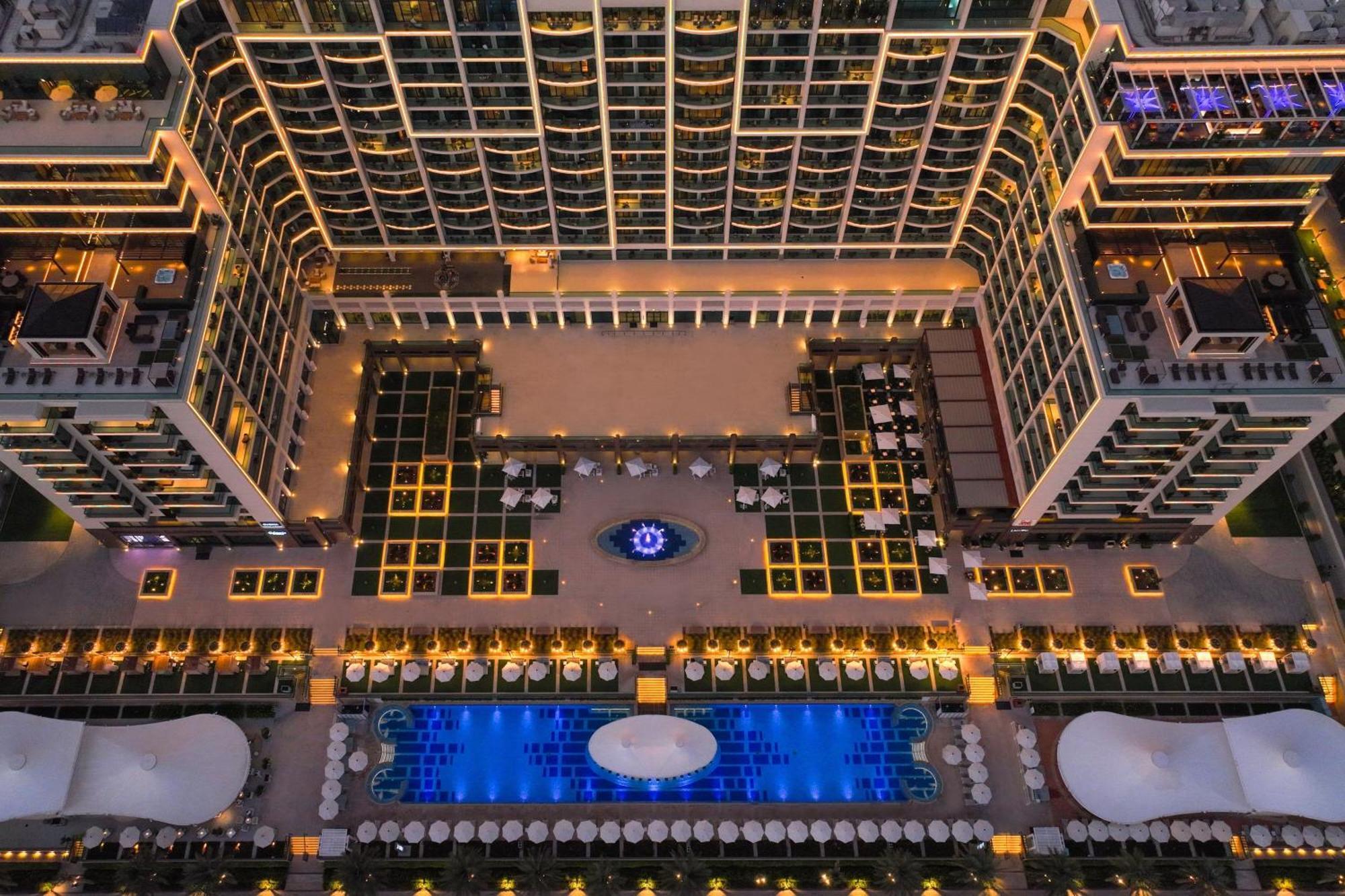 Marriott Resort Palm Jumeirah, Dubai Esterno foto The hotel's courtyard